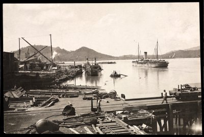 Blick auf den Pier und das Schiff im Hafen von Balboa, Panama, dem Pazifikeingang zum Kanal, 1912 oder 1913 von Byron Company
